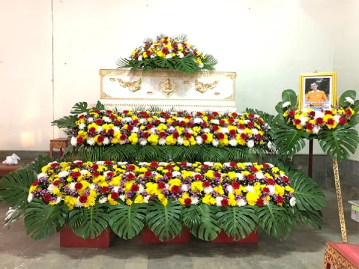 ผลงานจัดพวงหรีดและดอกไม้หน้าโลง งานศพจริง Funeral Decor