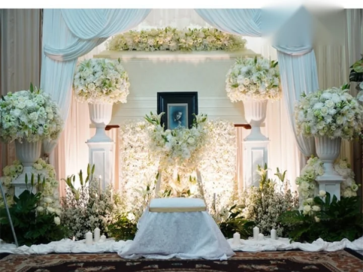 ดอกไม้หน้าโลงแบบทรงสูงและฉากดอกไม้ ศาลาเพดานสูง Funeral Decor