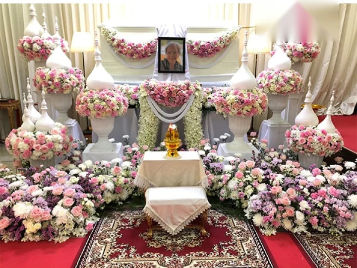 ดอกไม้หน้าโลงแบบสวน จัดคลุมพื้นเต็มพื้นที่หน้าหีบ Funeral Decor