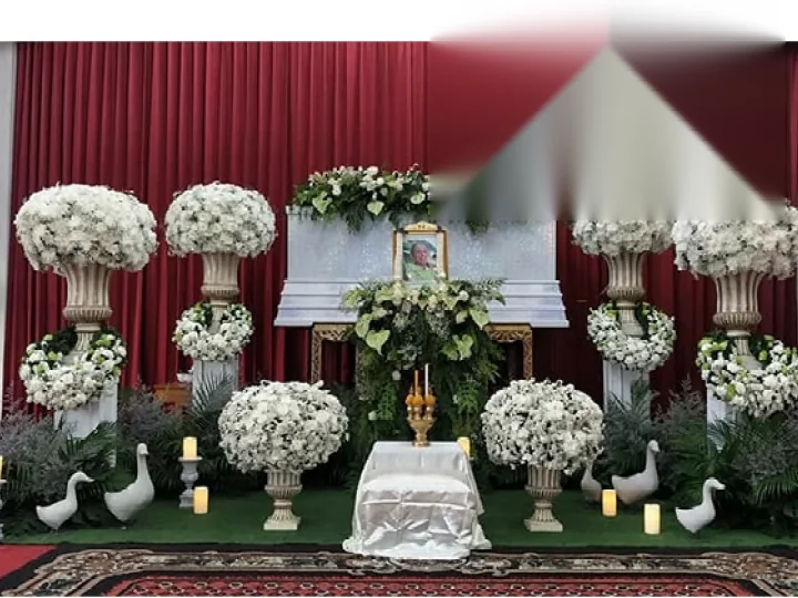 ตกแต่งศาลาโทนขาวล้วน แจกันตั้งพื้นสองข้าง งานศพในกรุงเทพฯ