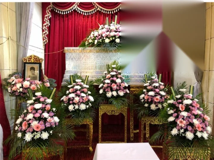 งานติดตั้งดอกไม้หน้าหีบพร้อมโต๊ะหมู่และรูปผู้วายชนม์ก่อนพิธีคืนแรก