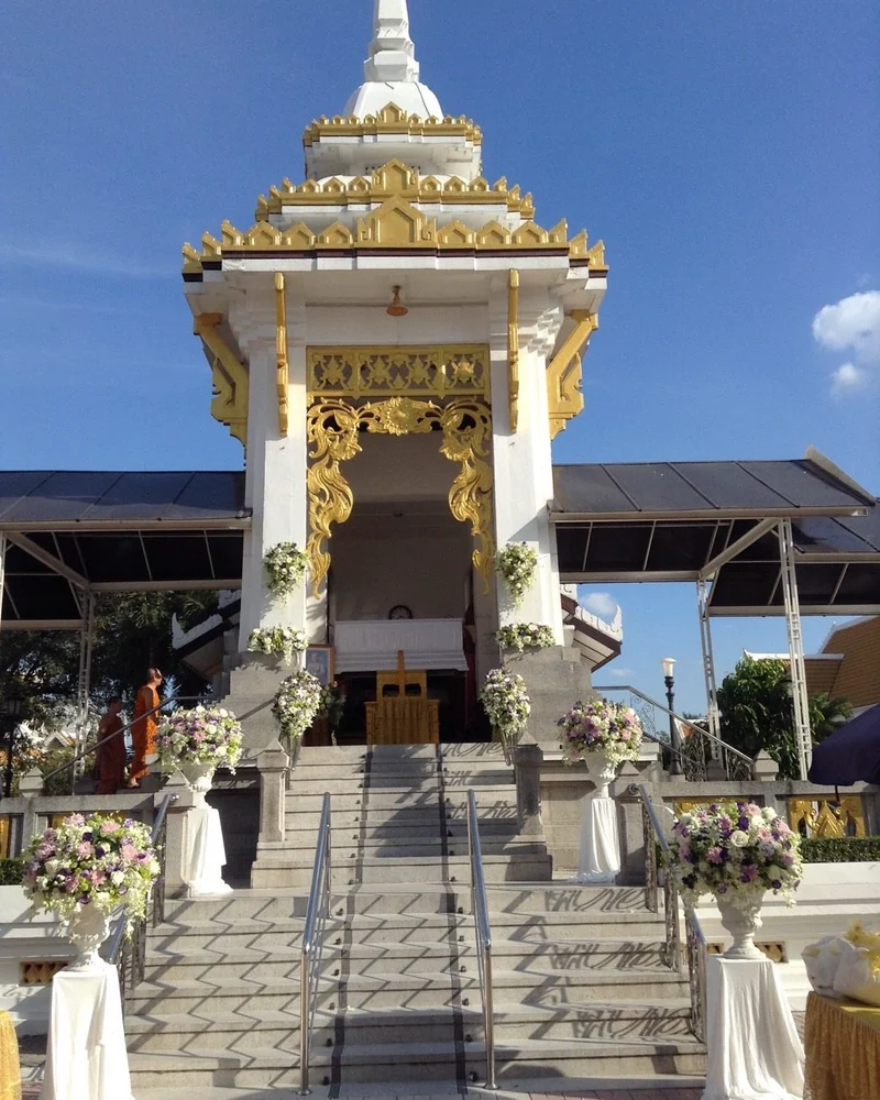 ซุ้มดอกไม้หน้าเมรุ แบบพฤกษานุสรณ์ นิรันดร์ จัดดอกไม้งานศพ กรุงเทพ