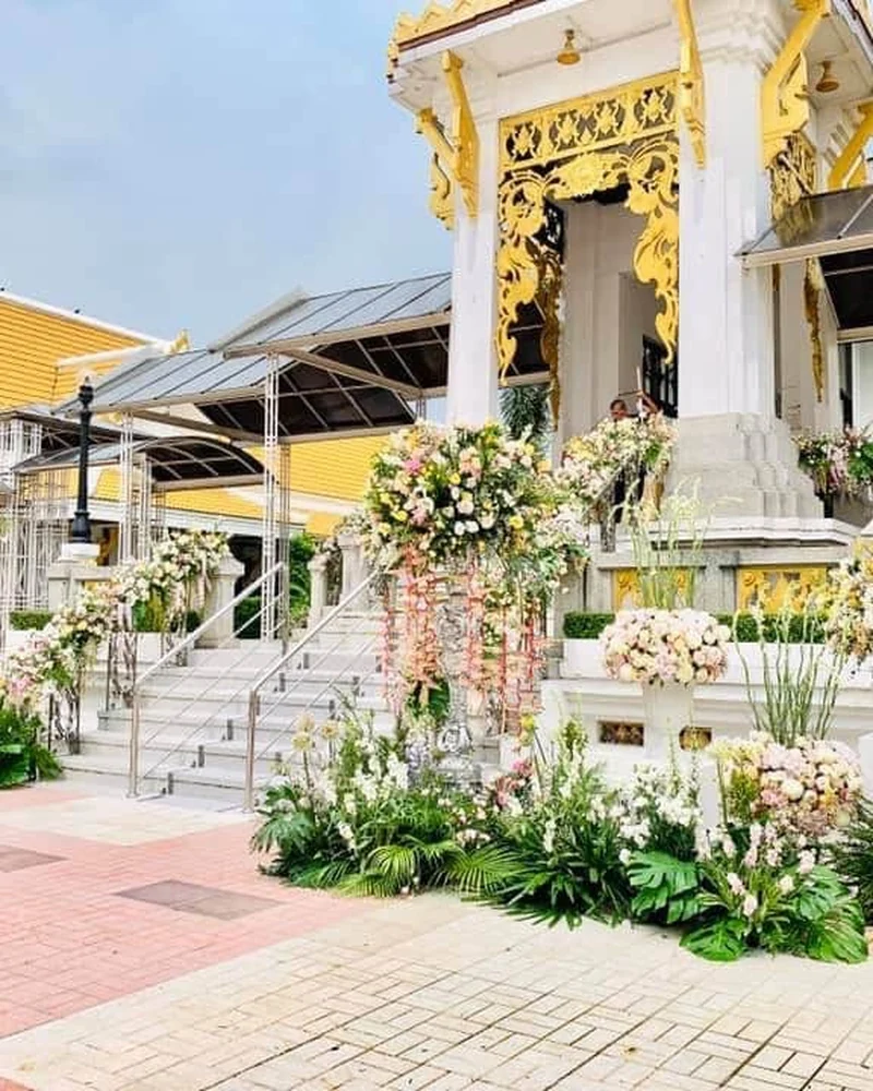 ซุ้มดอกไม้หน้าเมรุ แบบราชาวดี นิรันดร์ จัดดอกไม้งานศพ กรุงเทพ