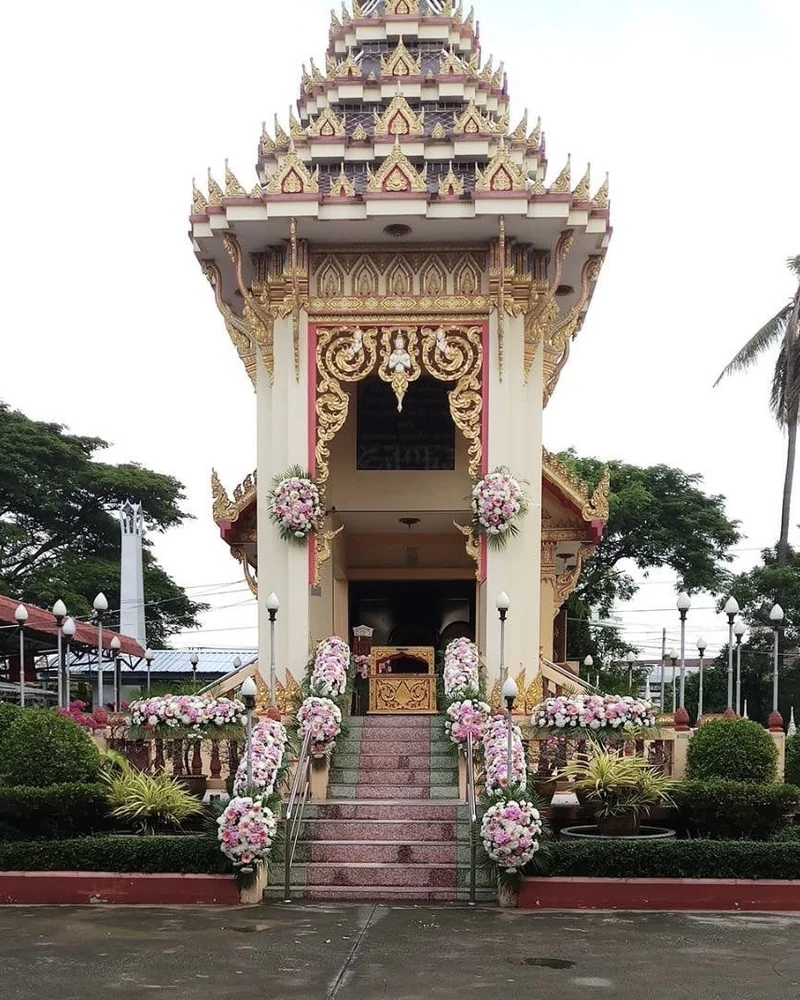 ซุ้มดอกไม้หน้าเมรุ แบบฉัตรแก้ว นิรันดร์ จัดดอกไม้งานศพ กรุงเทพ