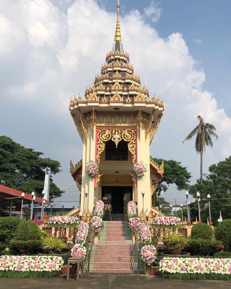 ซุ้มดอกไม้หน้าเมรุ แบบฉัตรแก้ว อาลัย จัดดอกไม้งานศพ กรุงเทพ