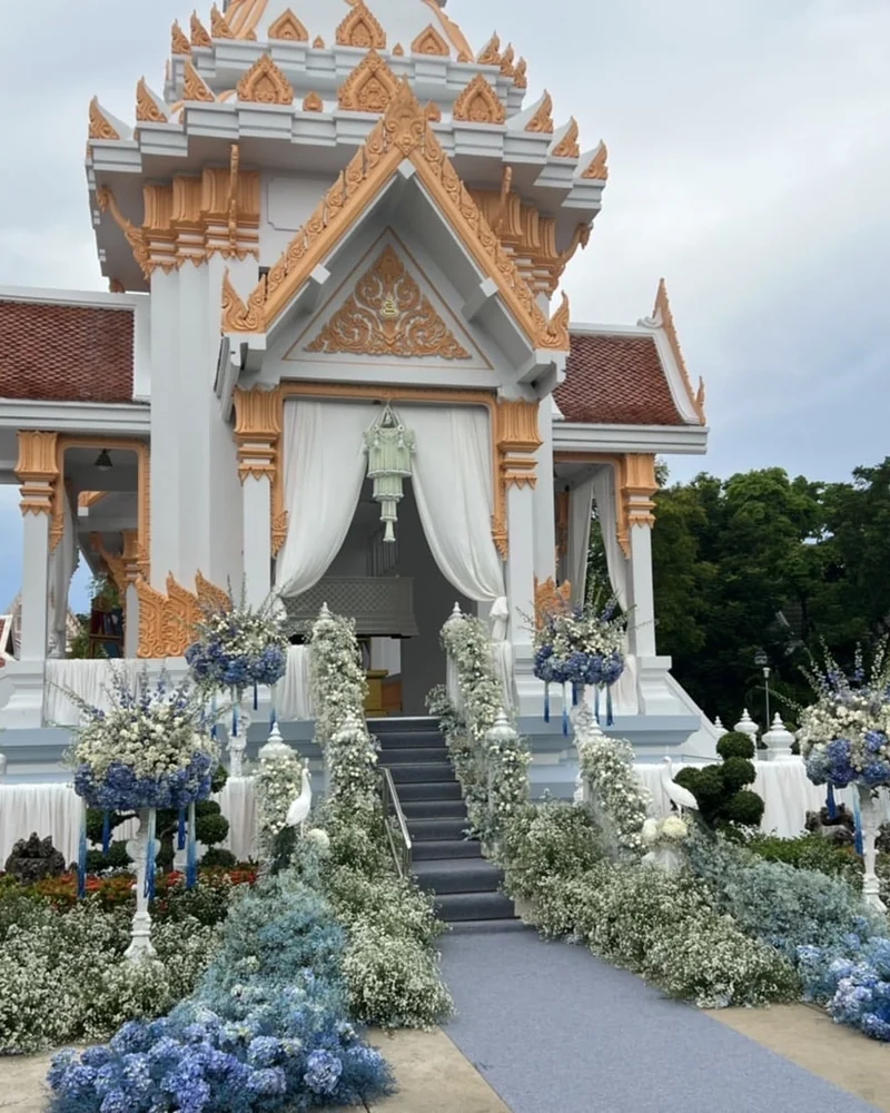 ซุ้มดอกไม้หน้าเมรุ แบบเบญจมาศทอง อาลัย จัดดอกไม้งานศพ กรุงเทพ