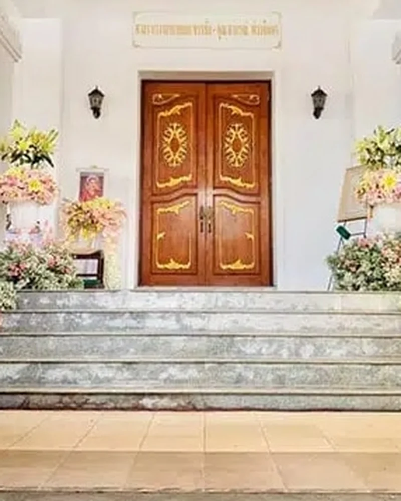 ซุ้มดอกไม้หน้าเมรุ แบบมหามงคล สงบงาม จัดดอกไม้งานศพ กรุงเทพ